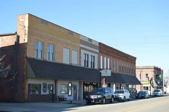 Buildings on the western side of Main Street ( U.S. Route 33 / State Route 118 ) north of the Pearl Street intersection in downtown Rockford , Ohio , United States .