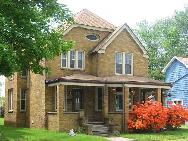 Front and southern side of the C.W. Ransbottom House , located at 291 Washington Street in Roseville , Ohio , United States . Built in 1904, it is listed on the National Register...