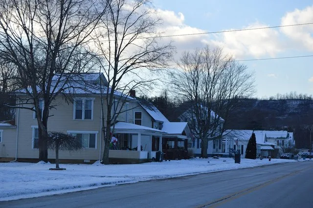 Houses on the southern side of Salem Street ( State Route 124 ) in Rutland , Ohio , United States .