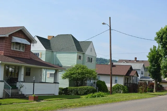 Houses on the western side of Old State Route 7 north of the Thirty-fifth Street intersection in northern Shadyside , Ohio , United States .