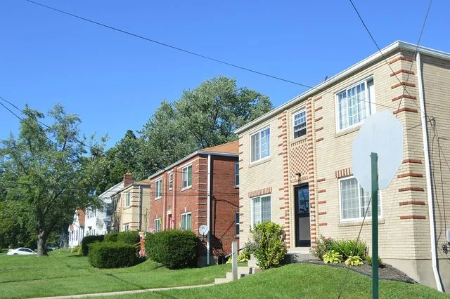 Houses on the eastern side of Silverton Avenue just north of Home Street in Silverton , Ohio , United States . Built shortly after the Second World War, this block's architecture...