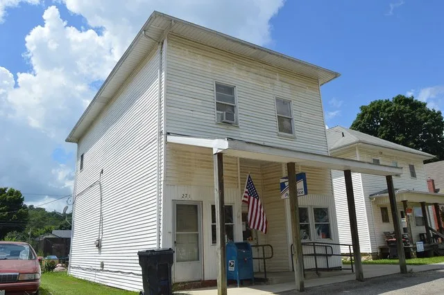Front and southern side of the St. Louisville post office, located at 27 N. Sugar Street in St. Louisville , Ohio , United States .