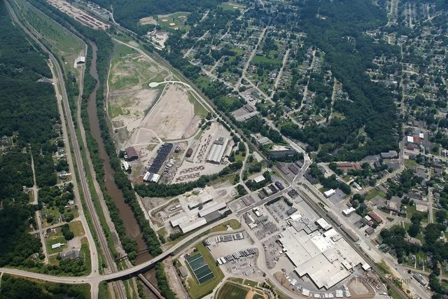 Aerial view of northeastern Struthers , Ohio , United States . At bottom left is the Bridge Street bridge over the Mahoning River , while Wilson Avenue is visible at far left, and...