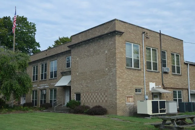 Front of the former Syracuse Elementary School (now a community center), located on Seventh Street in Syracuse , Ohio , United States . It was built in 1930.