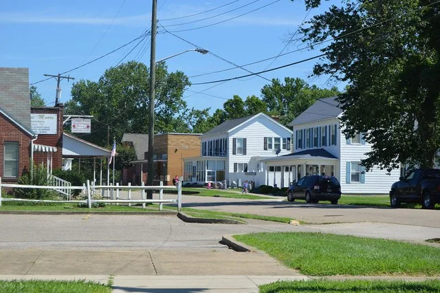 Looking northward on Main Street from the Jackson Street (State Routes 160 / 325 ) intersection in Vinton , Ohio , United States .