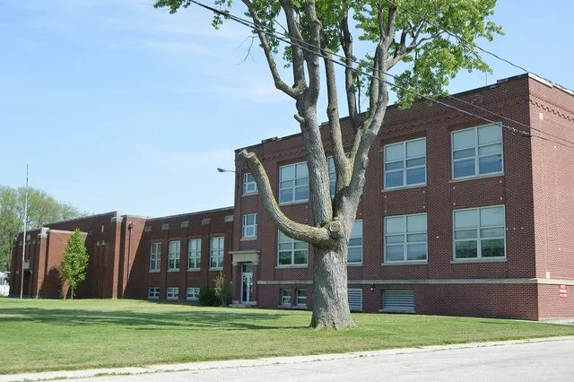 Front and western side of the former Walbridge High School , located at the intersection of Union and Grove Streets in Walbridge , Ohio , United States . It was built in 1950.