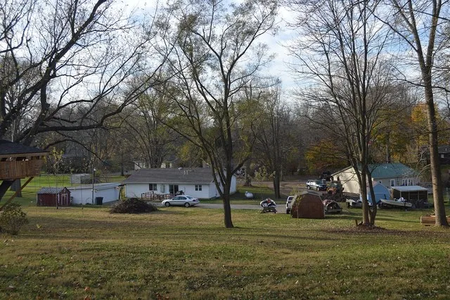 Houses on the northern side of East Drive in far southern Wayne Lakes , Ohio , United States .