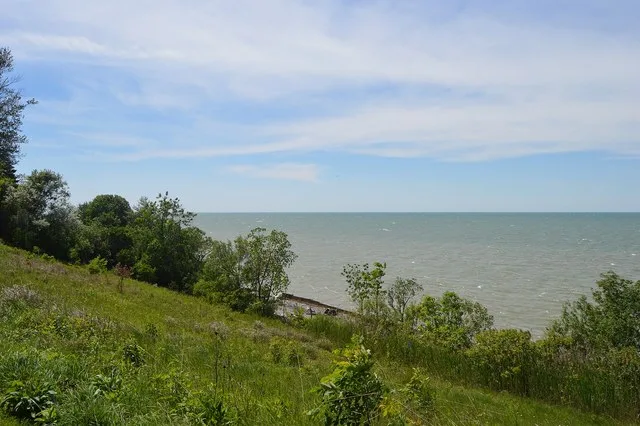Lake Erie shoreline looking west from the Lakefront Lodge Metropark in Willowick , Ohio , United States .