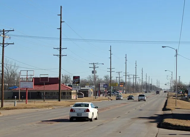 West Doolin Avenue in Blackwell, Oklahoma, looking east from just east of North 6th Street.