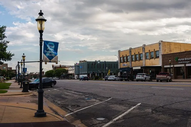 A view of downtown Enid, Oklahoma via. N. Independence Street, nearby the Garfield County Courthouse.
