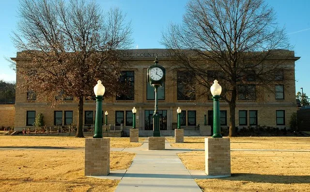 Front of the LeFlore County Courthouse , located on Courthouse Square in downtown Poteau , Oklahoma , United States . Built in 1926, the courthouse is listed on the National Regis...
