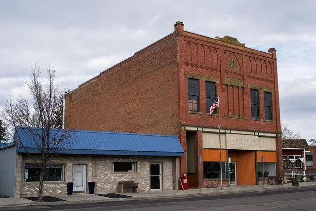 IOOF Building and post office. Designed by Pendleton architect T.F. Howard, built 1904 for both the Odd Fellows and the Knights of Pythias. The brick of the facade was made in Cof...