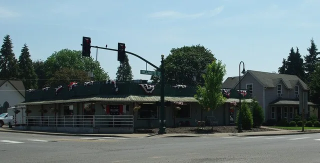 w:Coburg, Oregon , USA. Antique store on the main road, at the intersection of Willamette and Pearl Streets.