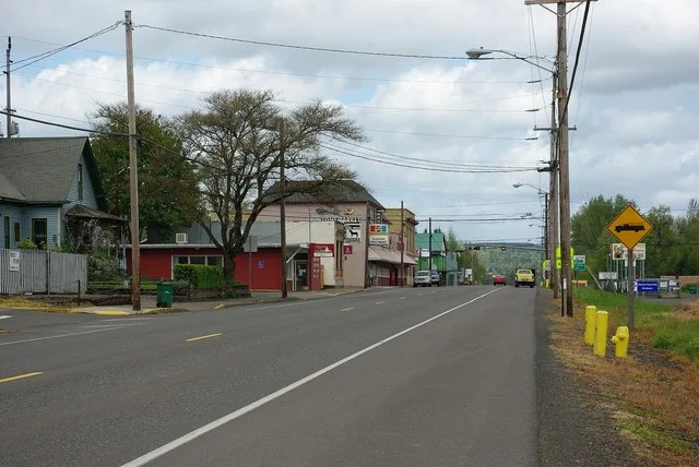 Main strip/Hwy 47 barn in w:Gaston, Oregon .