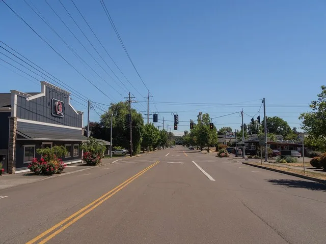 A view looking south down Portland Avenue, the main street in the city of Gladstone.
