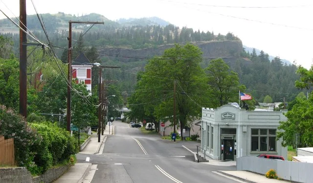 View along Third Avenue in Mosier, Oregon , United States .