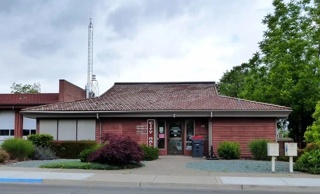 City hall of Phoenix , Oregon , United States , address 112 2nd Street.