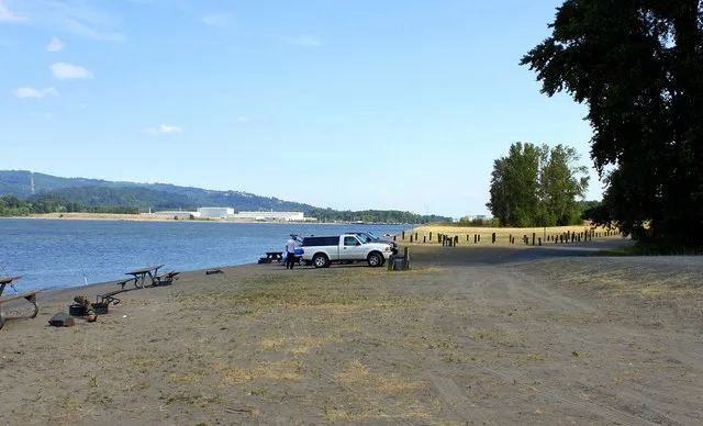 Fishermen along the w:Columbia River at Prescott Beach County Park, w:Prescott, Oregon .