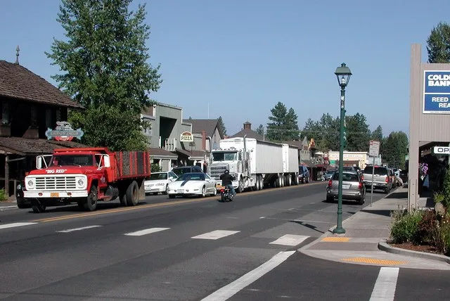 Looking east along Cascade Avenue, the main street in Sisters, Oregon, United States.