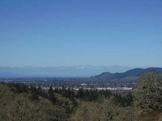 The city of Springfield and part of Eugene (upper left) in Lane County, Oregon, U.S., as seen from a viewpoint on Mount Pisgah