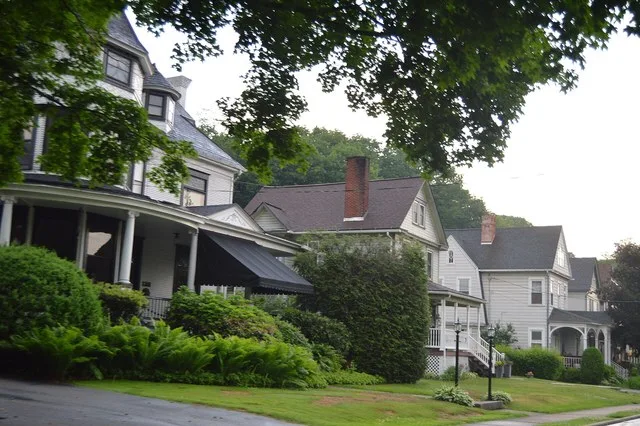Houses on the western side of Allegheny Avenue north of the Poplar Street intersection in Applewold , Pennsylvania , United States .