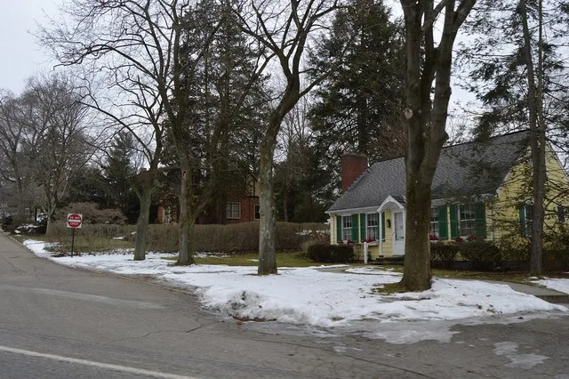Houses on the northern side of Lynton Lane, seen from New Brighton Road, in Ben Avon Heights , Pennsylvania , United States .