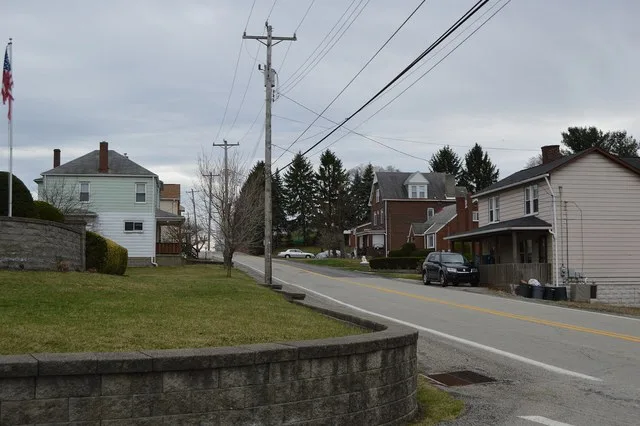 Looking south along Brinton Road from the Ridge Road intersection in Braddock Hills , Pennsylvania , United States .
