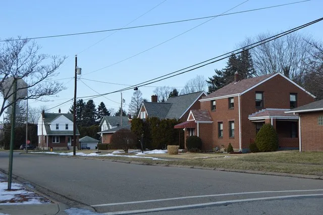 Houses on the northern side of Spruce Street looking west from the Coolidge Avenue intersection in Cheswick , Pennsylvania , United States .
