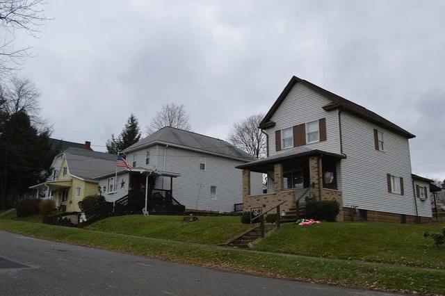 Houses on the northern side of Broadway, between Ninth and Tenth Streets, in East Butler , Pennsylvania , United States .