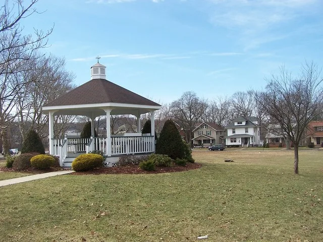This is one of several green spaces that Ellwood City, PA, set aside around the residential section called Ewing Park. It begins a second lunchtime walk-about in Ellwood City neig...