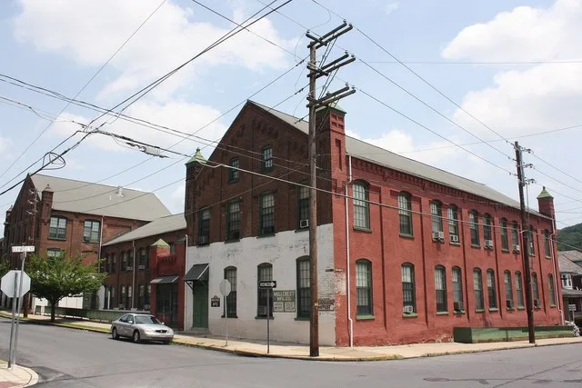 Lipps & Sutton Silk Mill is one of the Lehigh Valley Silk Mills , a historic silk mill complex located at Fountain Hill, Northampton County, Pennsylvania.
