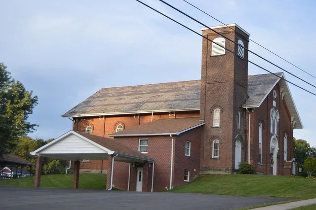 Western side and front of Jackson Center Presbyterian Church, located along U.S. Route 62 in central Jackson Center , Pennsylvania , United States .
