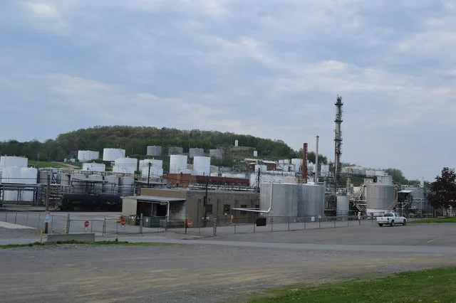 Overview from the south of the Calumet Penreco oil refinery on the northwestern side of Pennsylvania Route 268 in Karns City , Pennsylvania , United States .