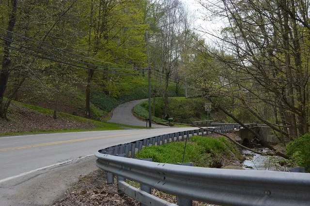 Looking west along Lovedale Road and Wylie Run from the Liberty Way intersection in Lincoln , Pennsylvania , United States .