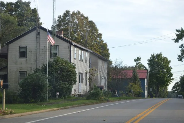 Houses on the eastern side of Mercer Street ( Pennsylvania Route 173 ) south of Chestnut Street in New Lebanon , Pennsylvania , United States .