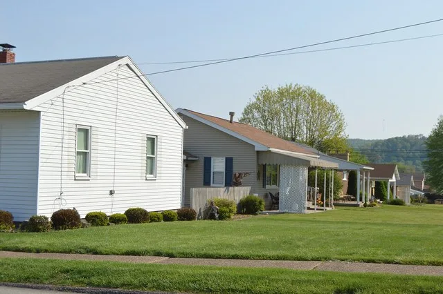 Looking northeast from Eighteenth Street toward houses on Acheson Avenue in North Apollo , Pennsylvania , United States .