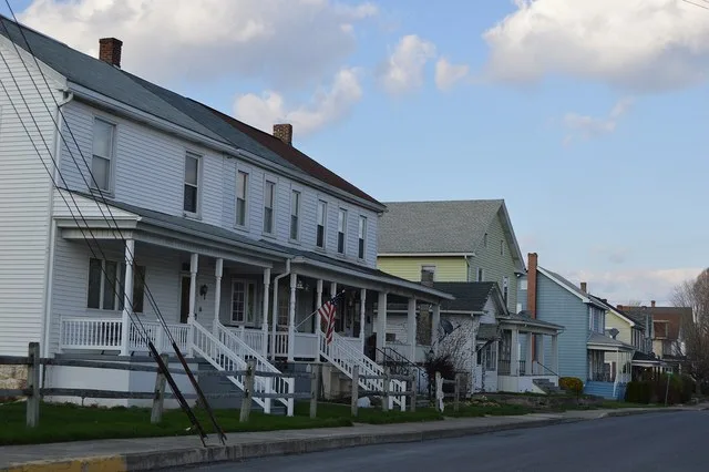 Looking east on Main Street from the Seventh Street intersection in Port Royal , Pennsylvania , United States .