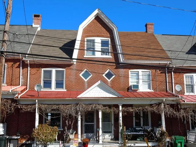 House in Red Hill Historic District, on the NRHP since October 31, 1985. The historic district includeds 148, 152, and 200–600 Main Street, 98–226 and 21–231 West Sixth Street, an...