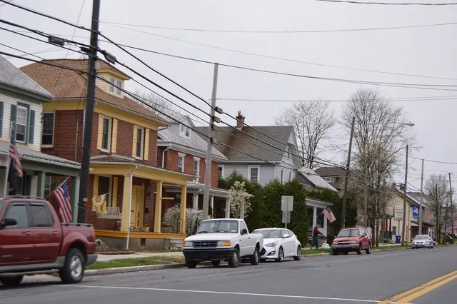 Houses on the southern side of Penn Avenue ( U.S. Route 422 ) west of the Wayne Street intersection in Robesonia , Pennsylvania , United States .