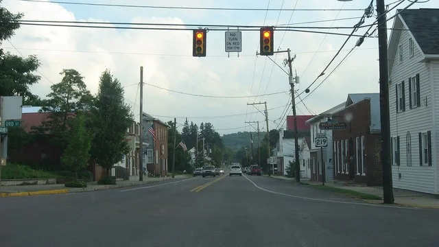 Looking southward on Grant Street ( U.S. Route 219 ) from the Ord Street ( Route 669 ) intersection in Salisbury , Pennsylvania , United States .