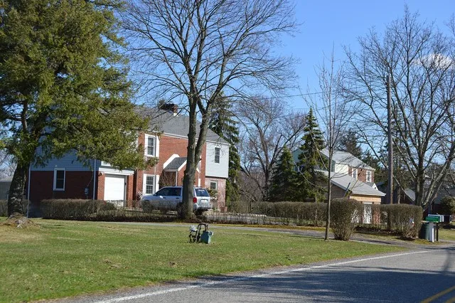Houses on the eastern side of Henry Road south of the Pleuchel Road intersection in Sewickley Hills , Pennsylvania , United States .