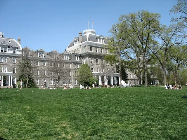 Parrish Hall at the center of the en:Swarthmore College campus. Picture taken by me during Ride the Tide, en:2006 .