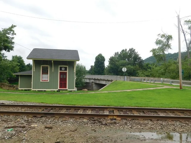 Photo of the former Utica station along the Erie Railroad Franklin Branch in Utica , Pennsylvania .