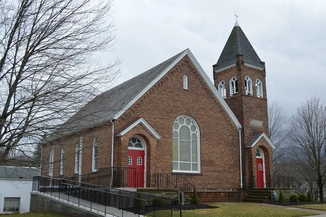 Front and northern of the Valencia Presbyterian Church, located at 80 Sterrett Street in Valencia , Pennsylvania , United States . It was built in 1905.