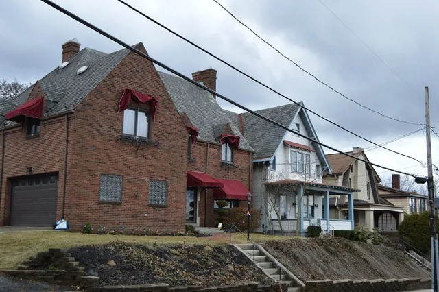 Houses on the southern side of Ridgewood Avenue just east of the intersection with Perry Highway ( U.S. Route 19 ) in West View , Pennsylvania , United States .
