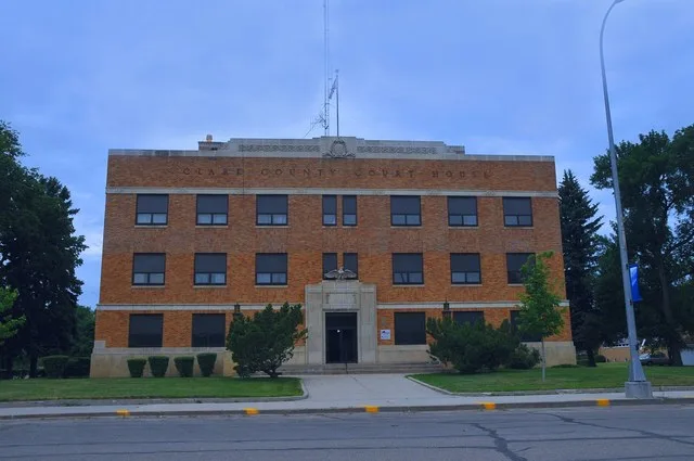 A 1934 COURTHOUSE, WHICH IS BLOCK-SHAPED, BUT IS ACTUALLY AN ATTRACTIVE DEPRESSION ERA COURTHOUSE.