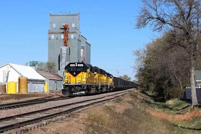 DAIR 3028 leads southbound loads by the elevator at Harrisburg, S.D. on the BNSF Canton Sub.