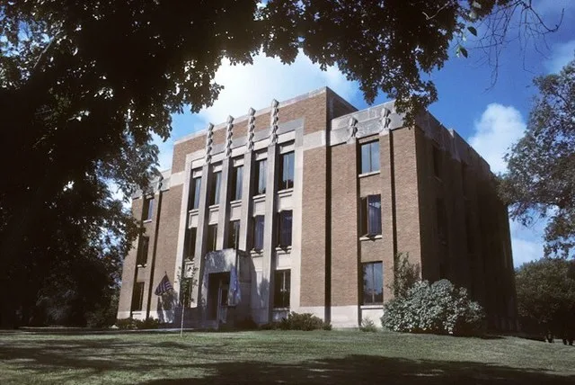 The Jerauld County Courthouse in w:Wessington Springs, South Dakota {brightness-adjusted from the original)