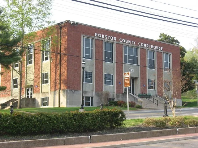 Front of the Houston County Courthouse , located at 4725 E. Main Street ( State Route 49 ) in Erin , Tennessee , United States . It was built in 1957.