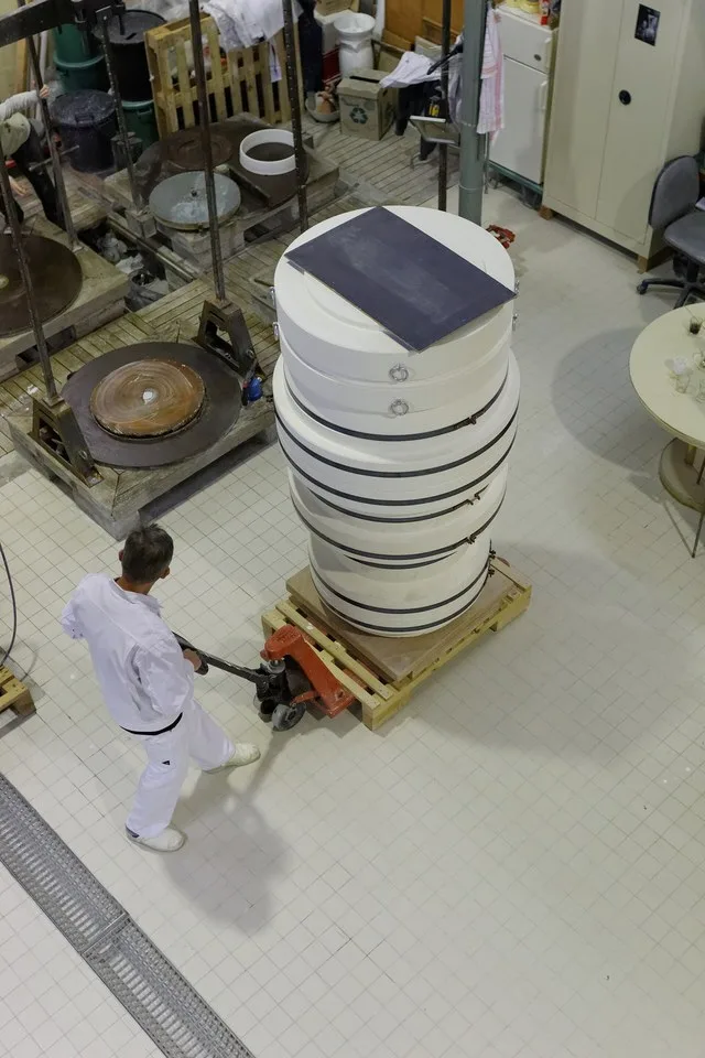 Slipcasting of the vase grand Charpin in the large-scale casting workshop of the manufacture nationale de Sèvres .